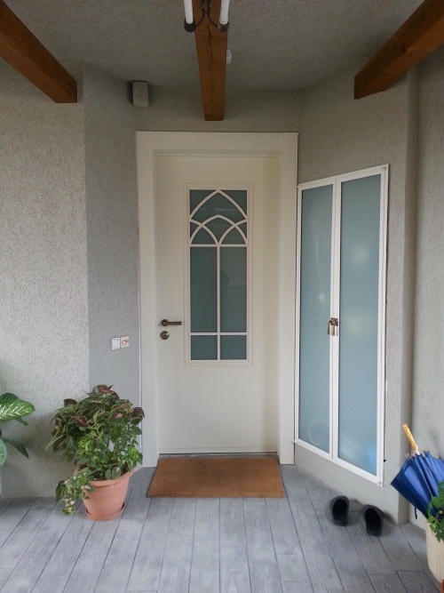 דלת כניסה לבנה מבית וריאציה