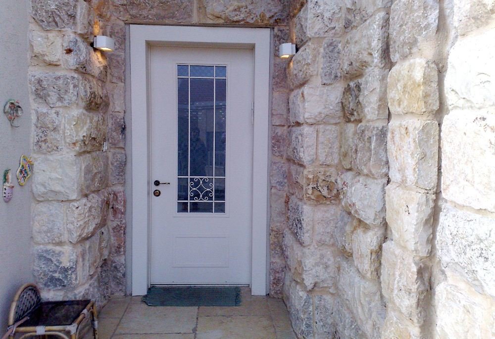 דלת כניסה איכותית שלא פוגעת בעיצוב הכניסה לבית