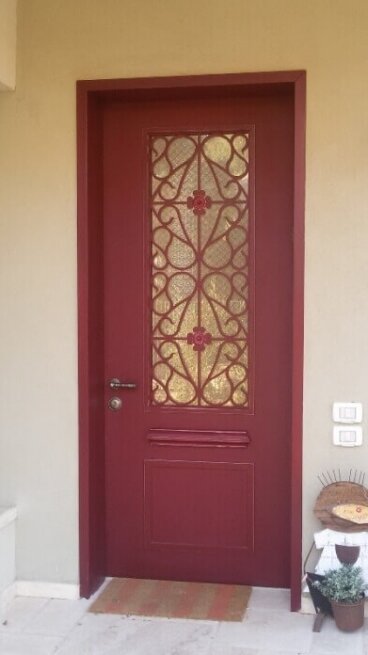 דלתות מעוצבות באדום - דגם נורית במושב מזור